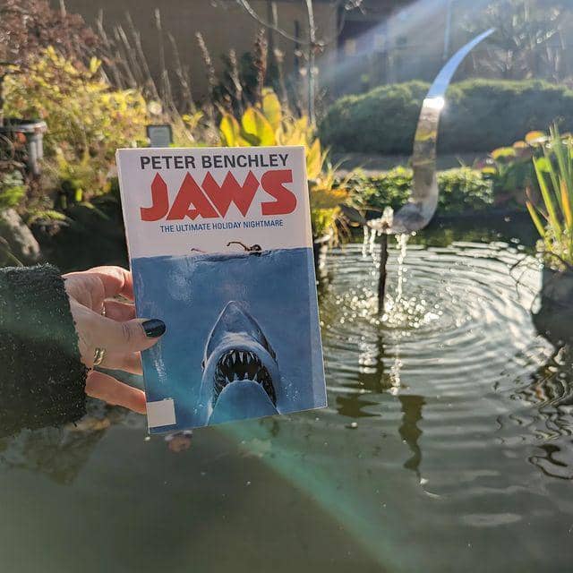 buku Jaws (instagram.com/uniwinlibrary)