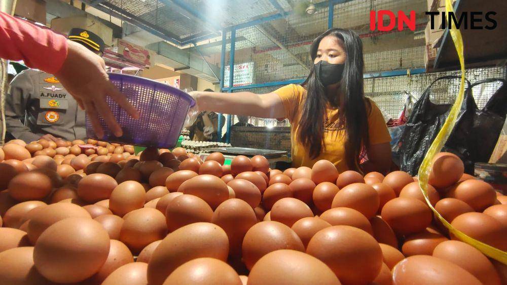 Pedagang telur sedang melayani pembeli di UPT Pasar Cisalak, Kota Depok. (IDNTimes/Dicky)