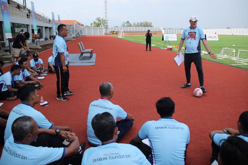 Pelatih dan analis sepak bola Timo Scheunemann memberikan pelatihan teori kepelatihan kepada para guru sekolah dasar (SD) yang berasal dari kabupaten/kota Kudus, Jawa Tengah, di Supersoccer Arena, Rendeng, Kudus, Jawa Tengah. (dok. Djarum Foundation)