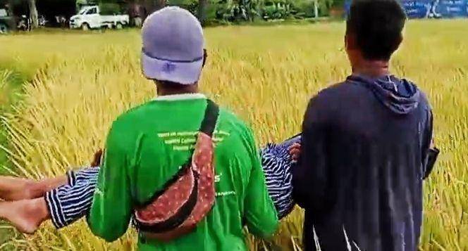 Foto korban saat dievakuasi warga (Dok/Istimewa)