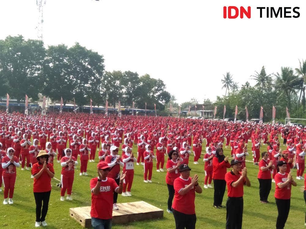 3 Ribu Kader Perempuan PDIP Bantul Merahkan Lapangan Trirenggo