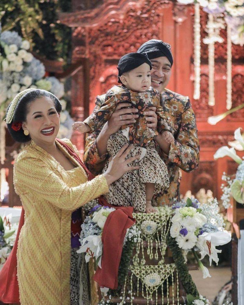 potret Erlangga jalani tradisi tedak siten (instagram.com/tatajaneetaofficial)