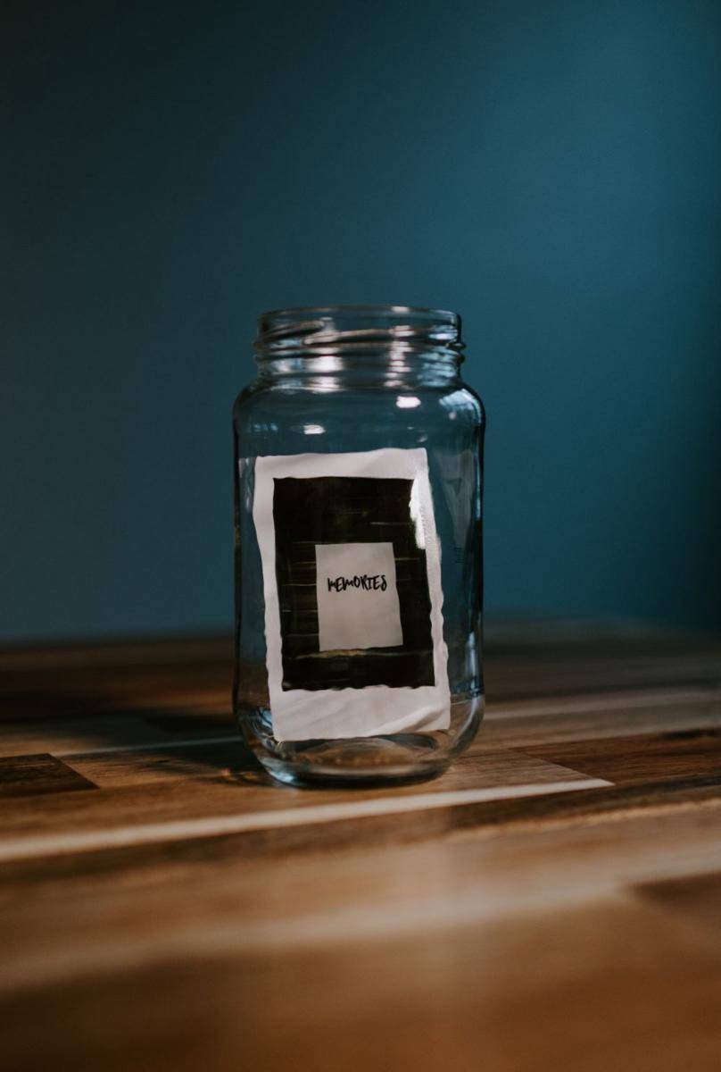 Ilustrasi foto di dalam jar (unsplash.com/Kelly Sikkema)