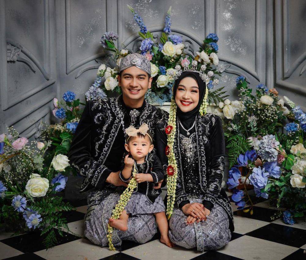 potret Moana jalani tradisi tedak siten (instagram.com/riaricis1795)