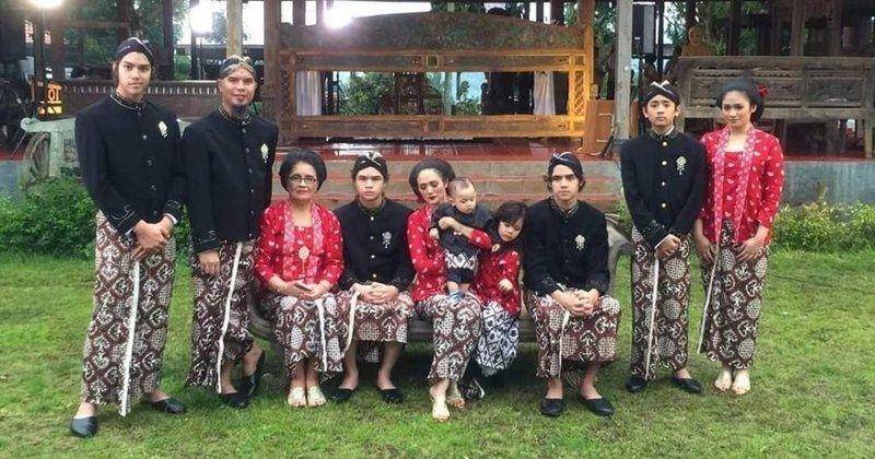potret Ahmad Syailendra Airlangga jalani tradisi tedak siten (instagram.com/awie____)