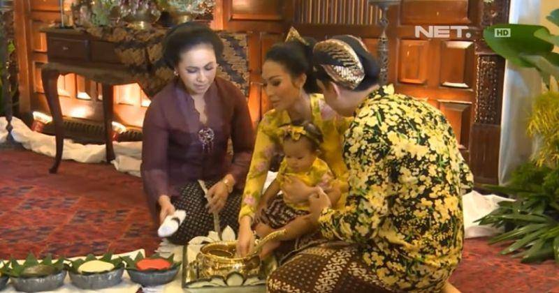 potret Aqila jalani tradisi tedak siten (youtube.com/Netmediatama)