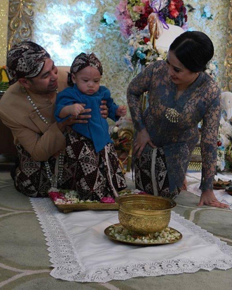 potret Rafathar jalani tradisi tedak siten (instagram.com/raffinagita1717)