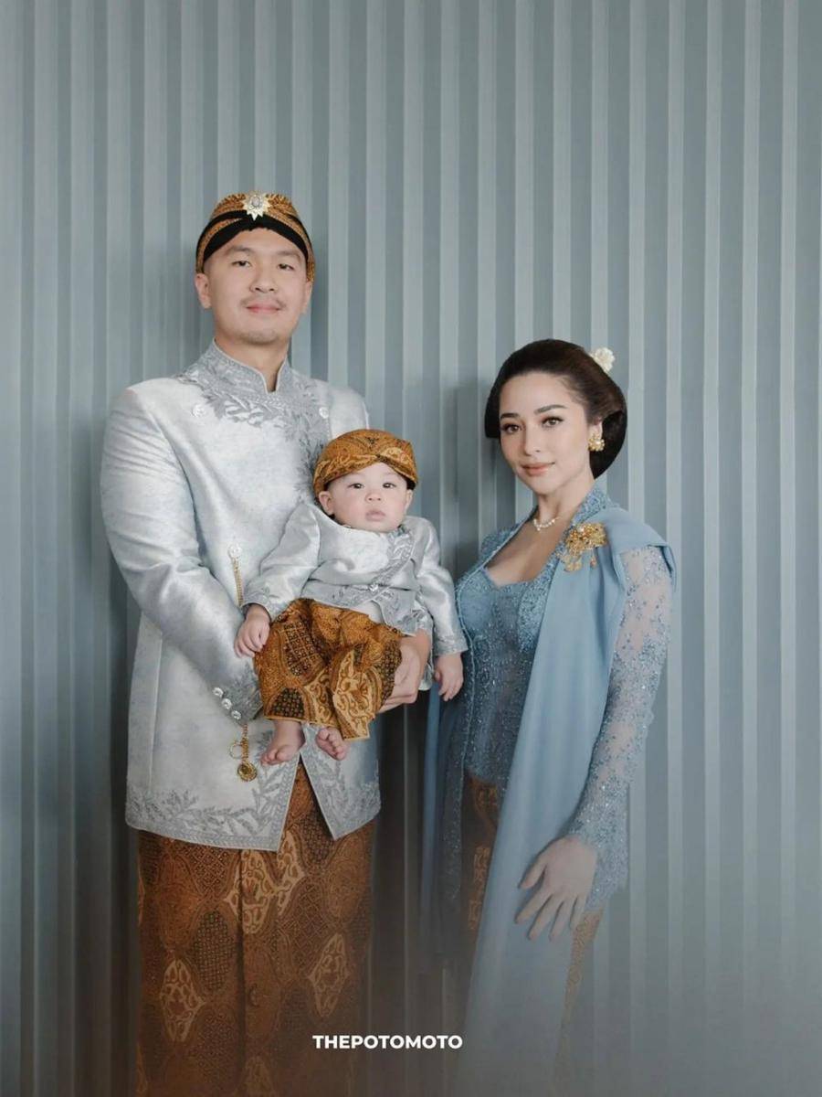 potret Issa Xander jalani tradisi tedak siten (instagram.com/thepotomoto)