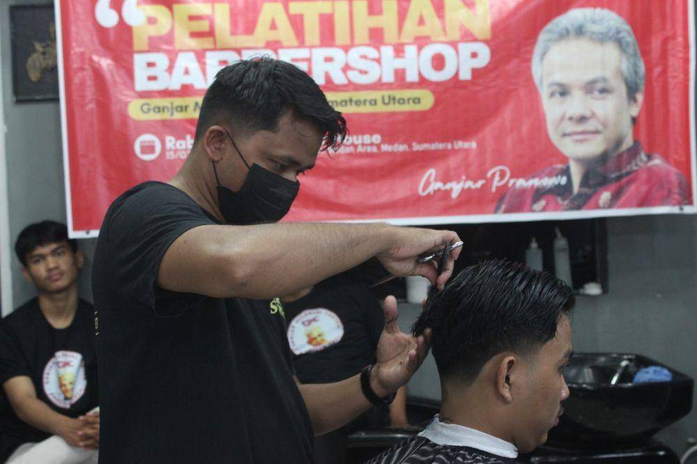 Pelatihan barber yang digelar relawan ganjar (Dok.Istimewa)