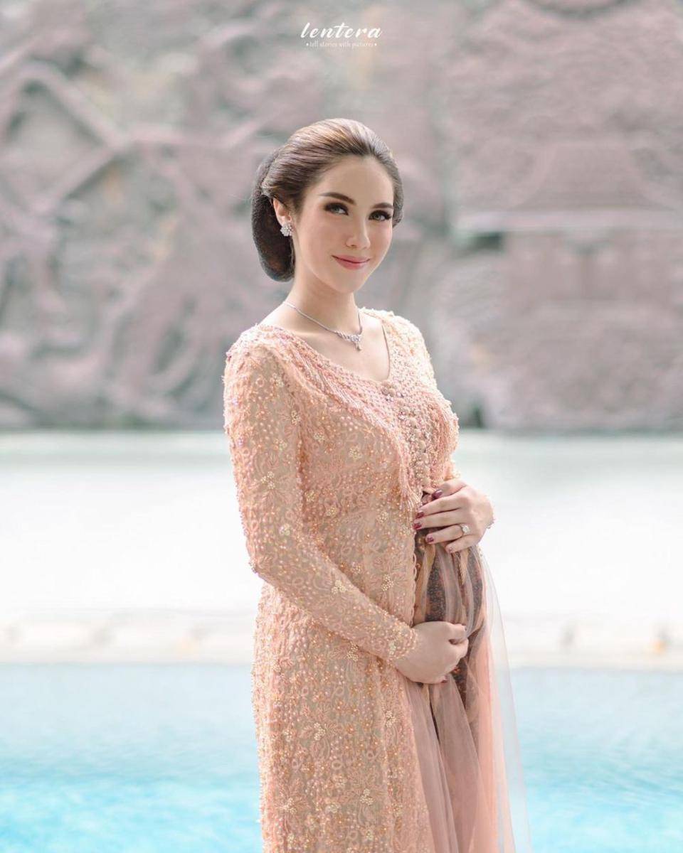 potret Syahra di mitoni 7 bulanan (instagram.com/syahralarez_new)