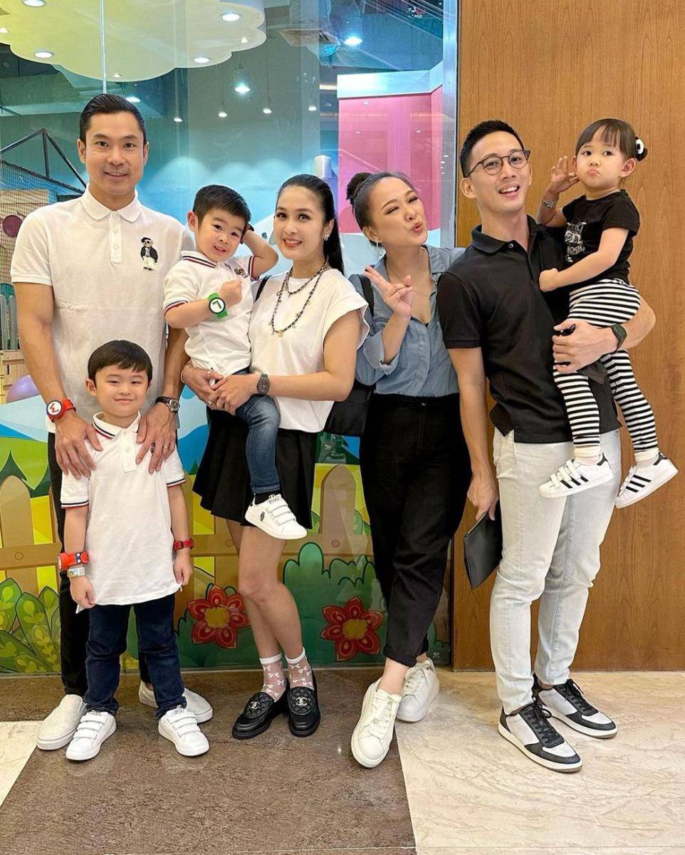 potret keluarga Sandra Dewi dan Yuanita Christiani (instagram.com/sandradewi88)