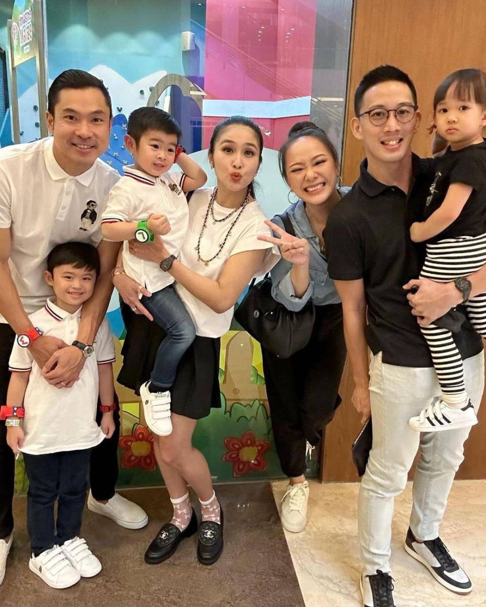 potret keluarga Sandra Dewi dan Yuanita Christiani (instagram.com/sandradewi88)
