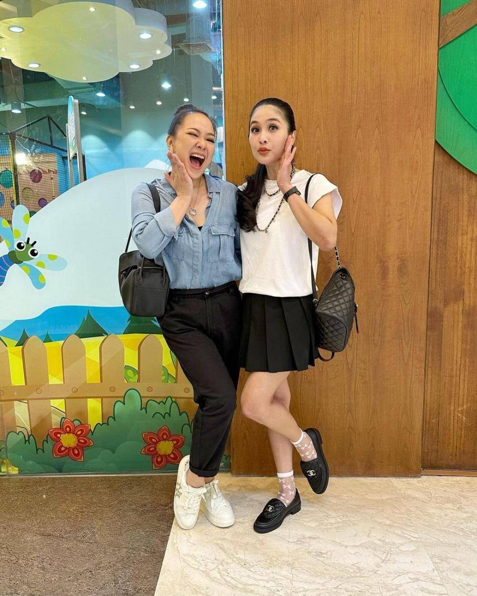 potret keluarga Sandra Dewi dan Yuanita Christiani (instagram.com/sandradewi88)