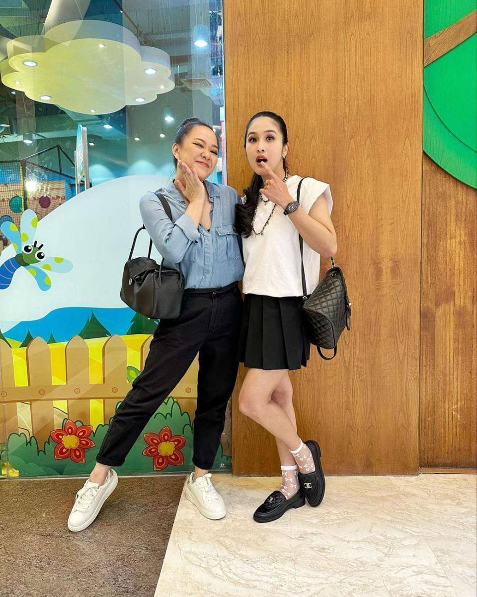potret keluarga Sandra Dewi dan Yuanita Christiani (instagram.com/sandradewi88)