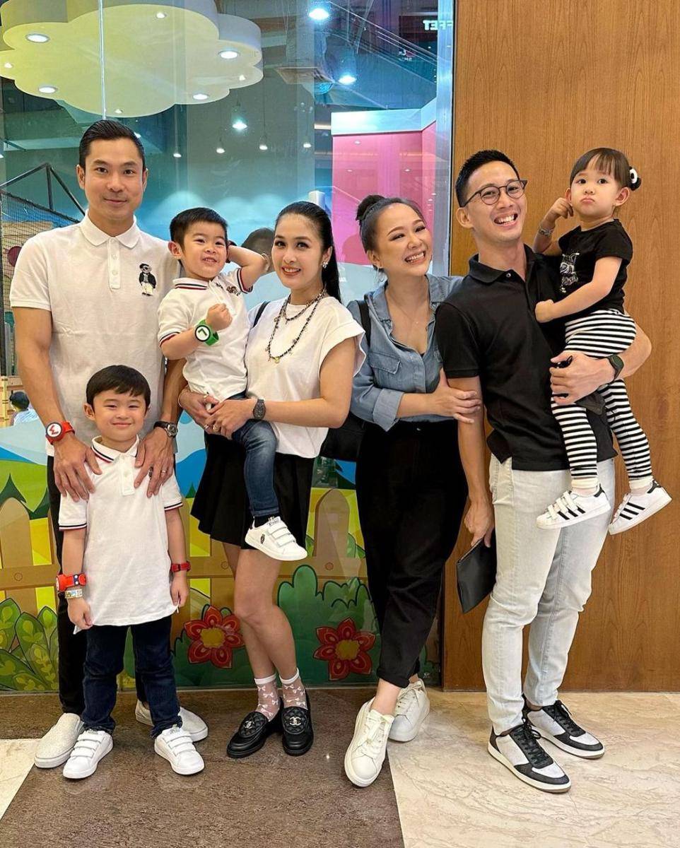 potret keluarga Sandra Dewi dan Yuanita Christiani (instagram.com/sandradewi88)