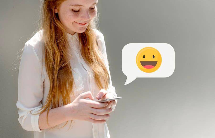 ilustrasi orang menggunakan iPhone (freepik.com/Rawpixel.com)