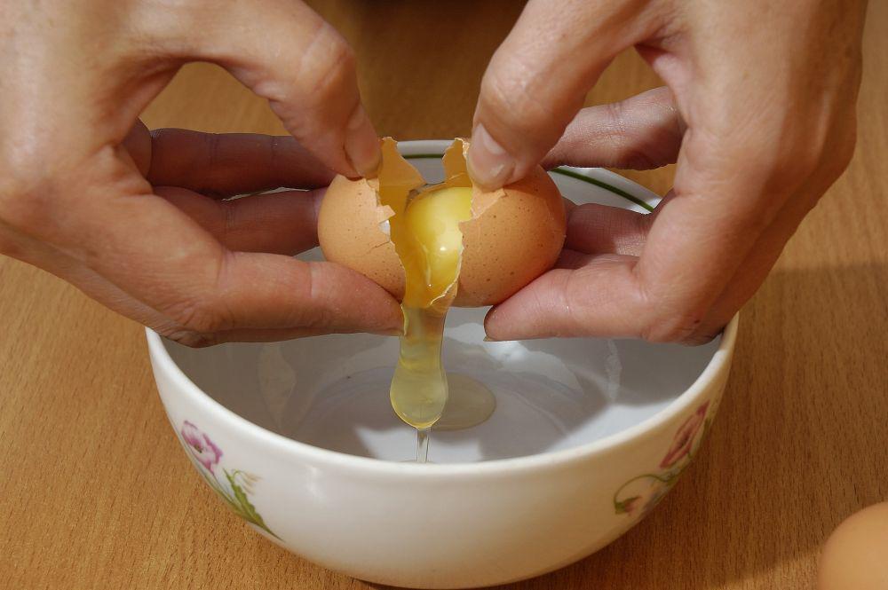 ilustrasi memecahkan telur (pixabay.com/Dmitriy)