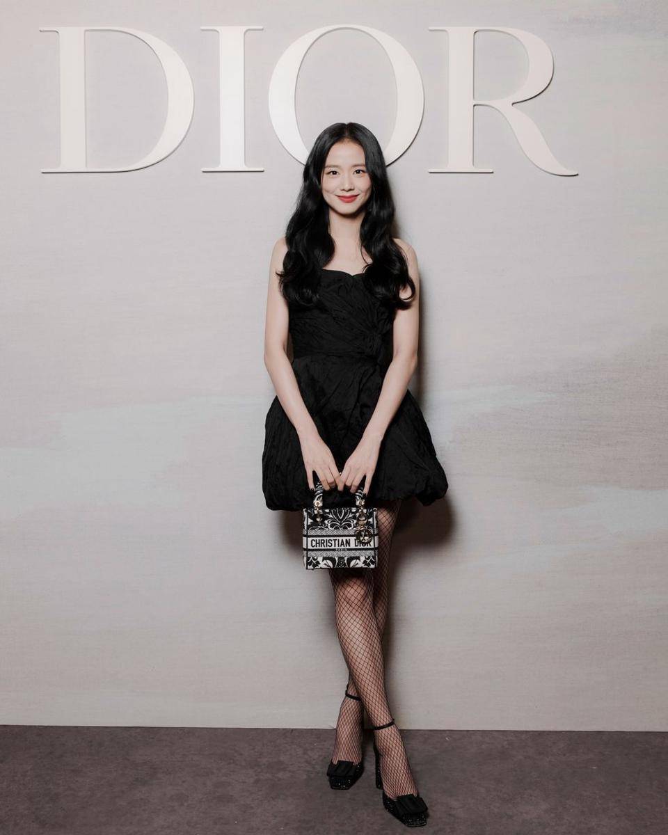 potret Jisoo di Paris Fashion Week Spring/Summer 2023 (instagram.com/sooyaaa__)