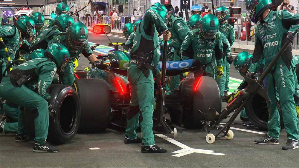 Fernando Alonso saat masuk pit pada lap 19 di GP Arab Saudi 2023 (twitter.com/F1)