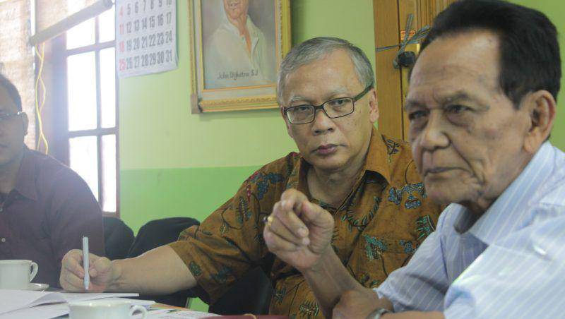 Gunawan Wiradi (kanan) saat berdiskusi di Yayasan Binadesa (binadesa.org)