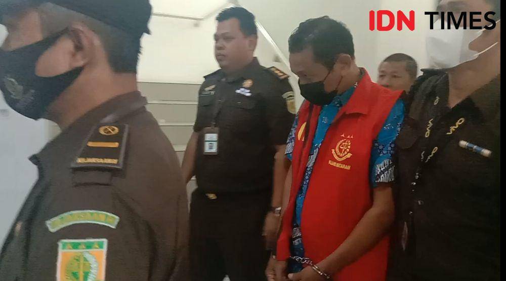 Oknum jaksa Kejati NTB inisial EP ditahan ke Rutan Lapas Kelas IIA Mataram, Senin (20/3/2023).