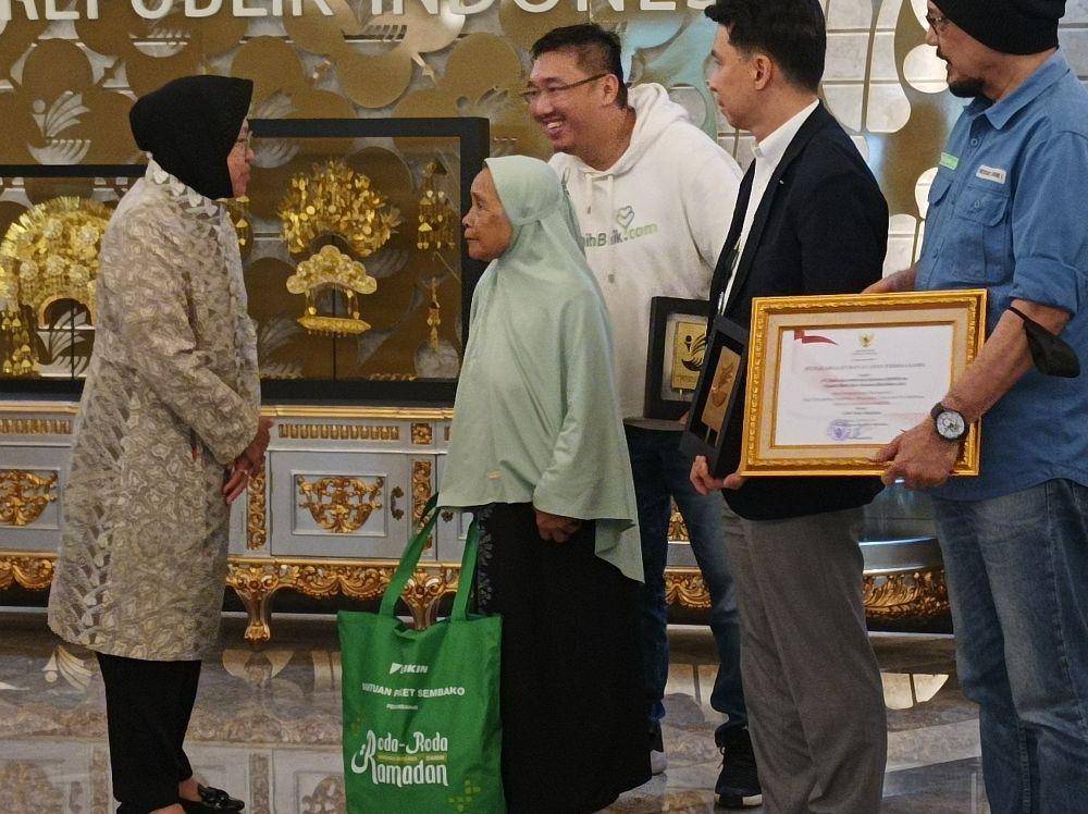 Menteri Tri Rismaharini menyalurkan bantuan dari benih.com dan Daikin, Senin (20/3/2023)