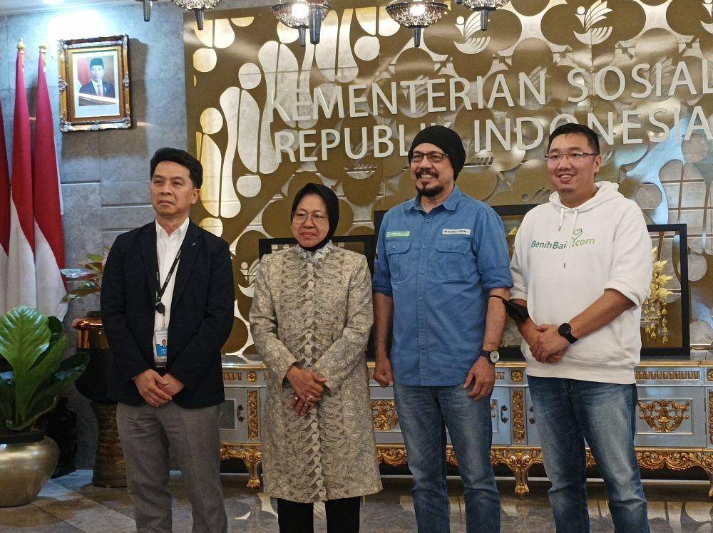 Menteri Tri Rismaharini akan salurkan bantuan dari Benih com dan DAIKIN sebesar Rp1,5 M di Gedung Kemensos/IDN Times Dini Suciatiningrum