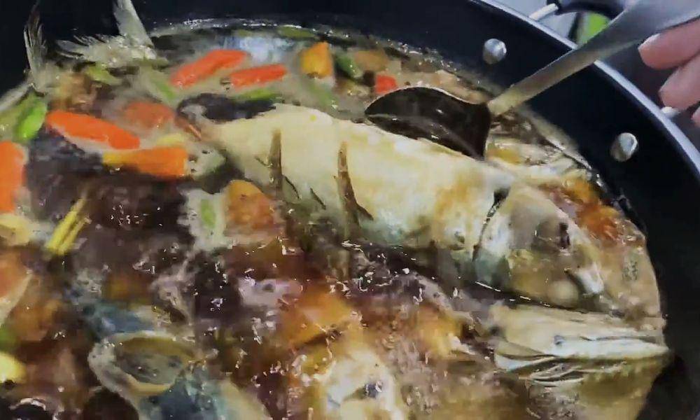 memasak pindang ikan kembun(YouTube.com/Resep Dapur Cantik)