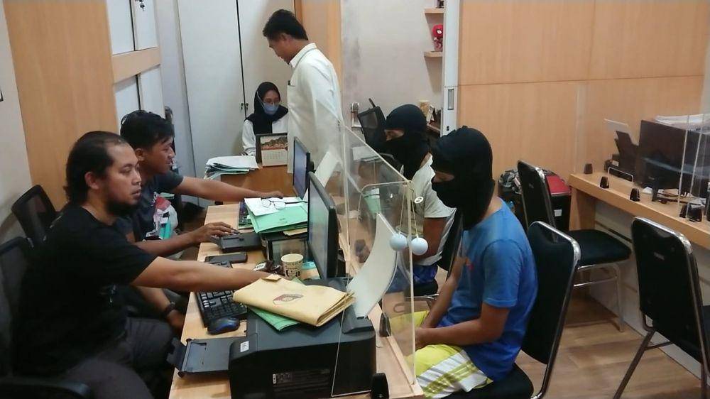 Tersangka saat diperiksa polisi. IDN Times/ Bramanta