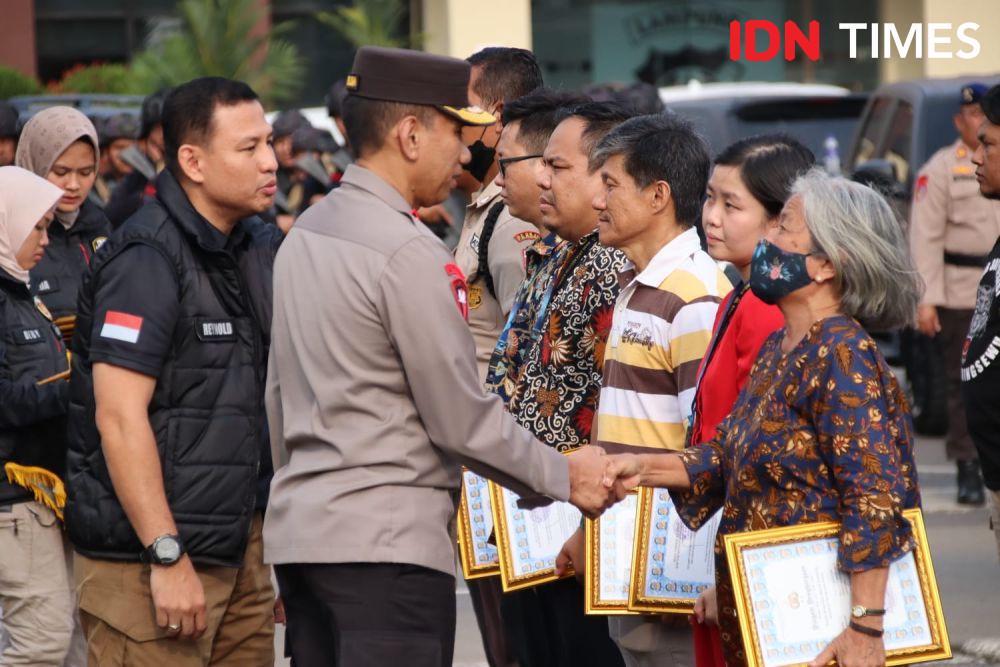 6 Warga Sipil Terima Penghargaan Gagalkan Perampokan Bank Arta Kedaton