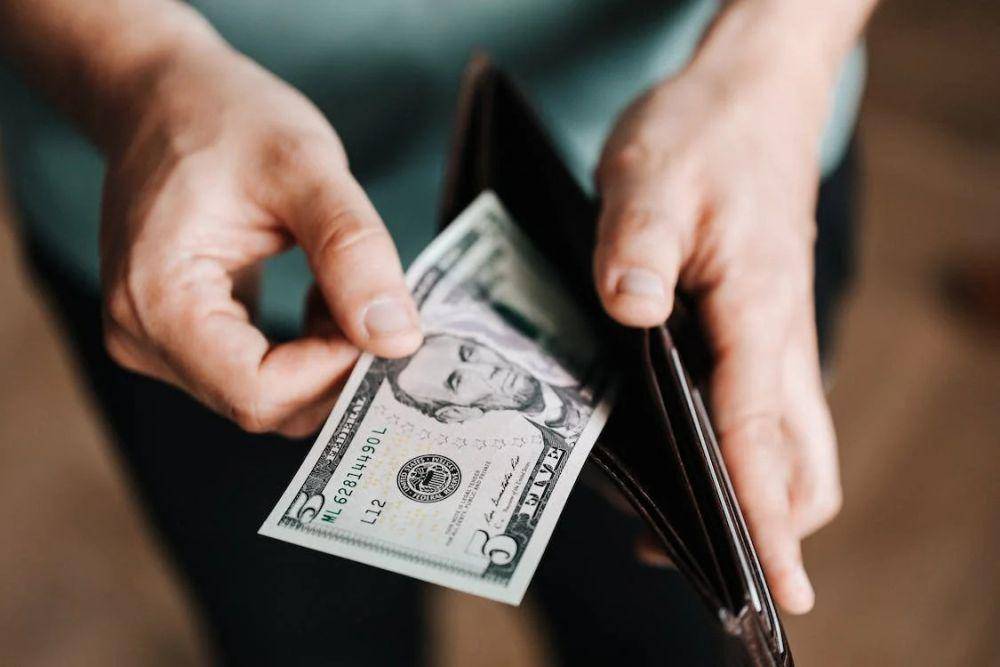 ilustrasi uang di dompet. (pexels.com/Karolina Grabowska)