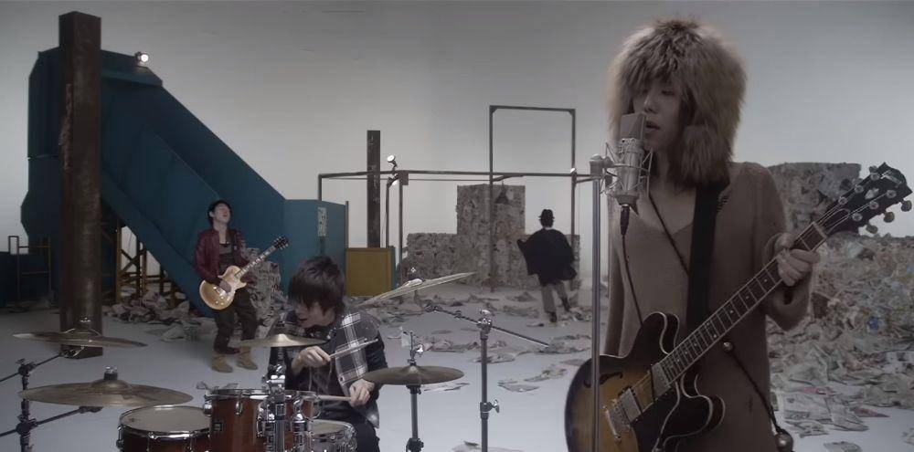 cuplikan MV lagu Oshakashama (youtube.com/RADWIMPS_official)