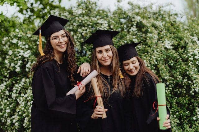 ilustrasi pelajar yang diwisuda (pexels.com/Karolina Grabowska)