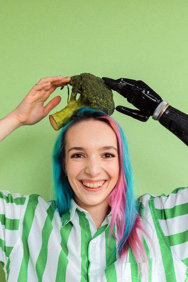 ilustrasi individu mencintai diri sendiri (pexels.com/Anna Shvets)
