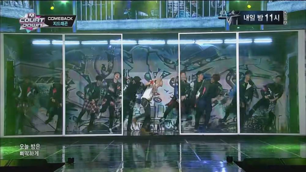 Member IKON saat menjadi trainee ikut tampil bersama G-DRAGON BIGBANG (youtube.com/BIGBANG)