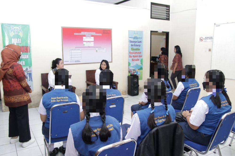 Menteri Pemberdayaan Perempuan dan Perlindungan Anak (KemenPPPA) Bintang Puspayoga menemui korban self harm, di Kabupaten Karangasem (dok. KemenPPPA)