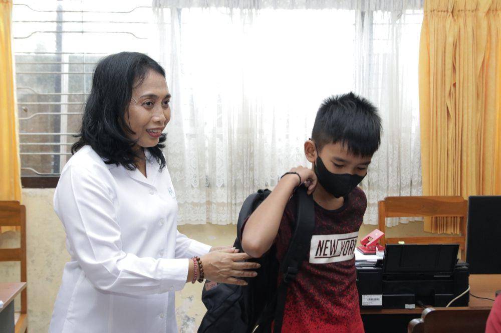 Menteri Pemberdayaan Perempuan dan Perlindungan Anak (KemenPPPA) Bintang Puspayoga menemui korban self harm, di Kabupaten Karangasem (dok. KemenPPPA)