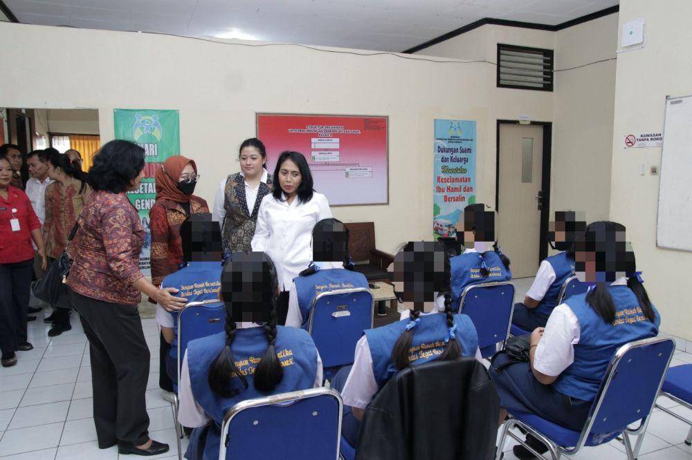 Menteri Pemberdayaan Perempuan dan Perlindungan Anak (KemenPPPA) Bintang Puspayoga menemui korban self harm, di Kabupaten Karangasem (dok. KemenPPPA)