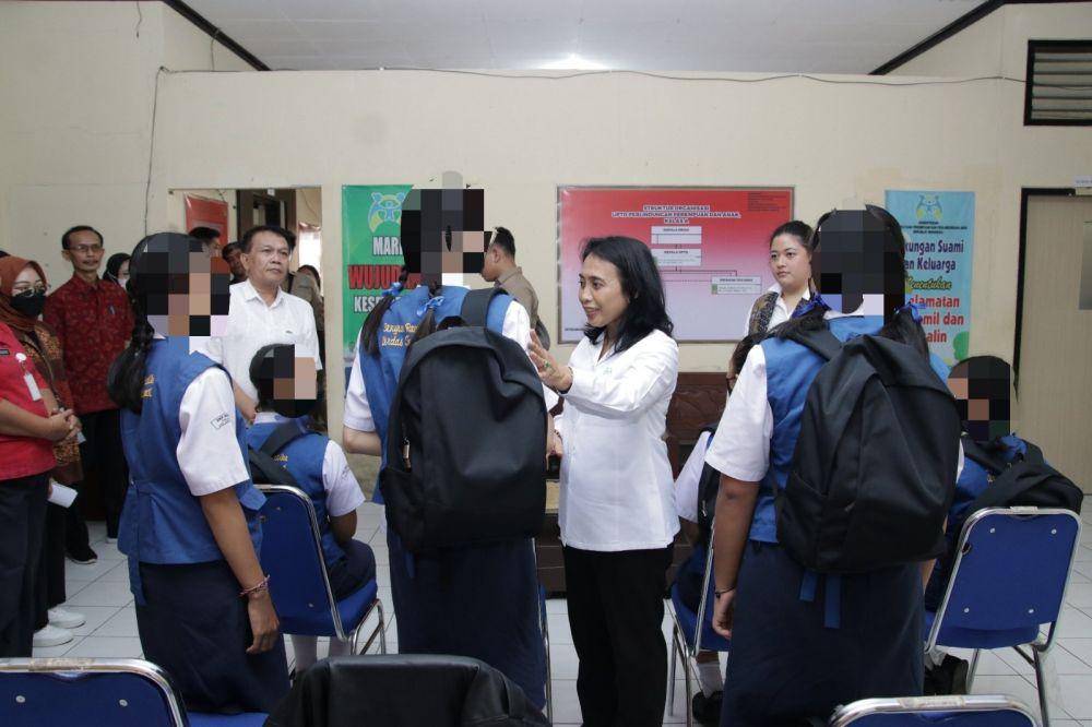 Menteri Pemberdayaan Perempuan dan Perlindungan Anak (KemenPPPA) Bintang Puspayoga menemui korban self harm, di Kabupaten Karangasem (dok. KemenPPPA)