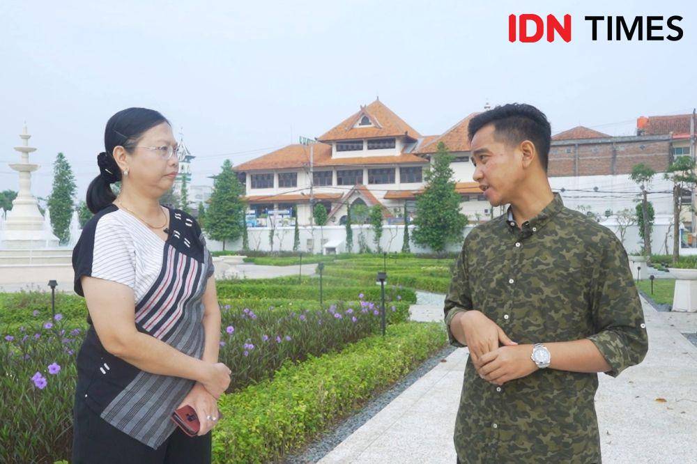 Wawancara khusus Wali Kota Solo, Gibran Rakabuming Raka di acara  Real Talk with Uni Lubis di Mangkunegaran, Surakarta, Kamis (16/3/2023). (IDN Times/Reynaldy Wiranata & Gilang Pandutanaya)