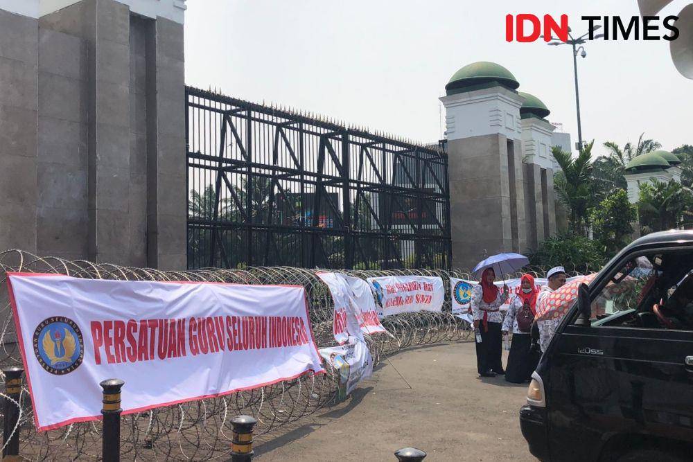 Persatuan Guru Seluruh Indonesia (PGSI) menggelar aksi unjuk rasa menuntut penyelesaian rekruitmen ASN PPPK hari ini, Senin (20/3/2023). (IDN Times/Melani Putri)