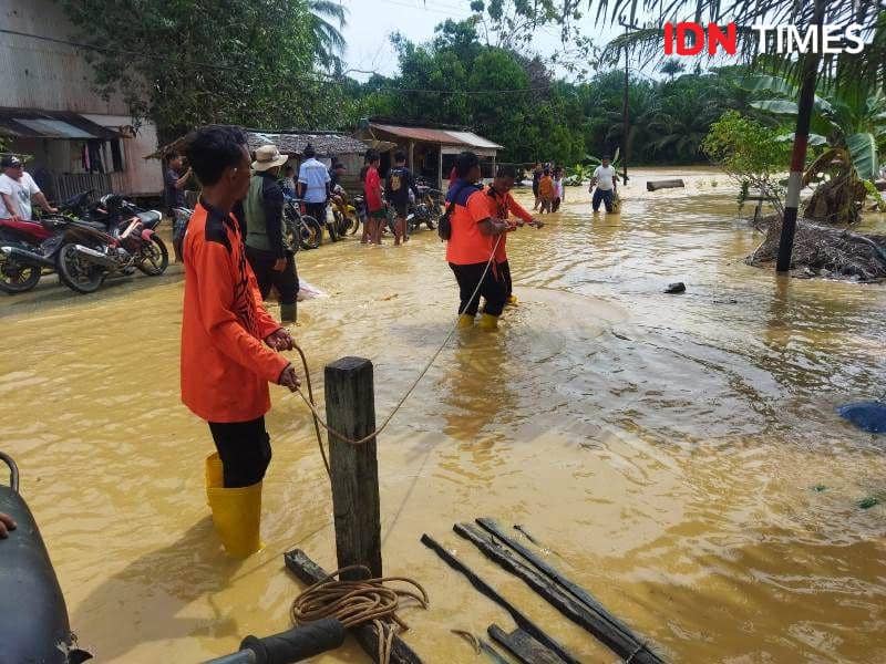 Anggota BPBD PPU melakukan penanggulangan bencana banjir di Kelurahan Sepaku (IDN Times/Ervan)
