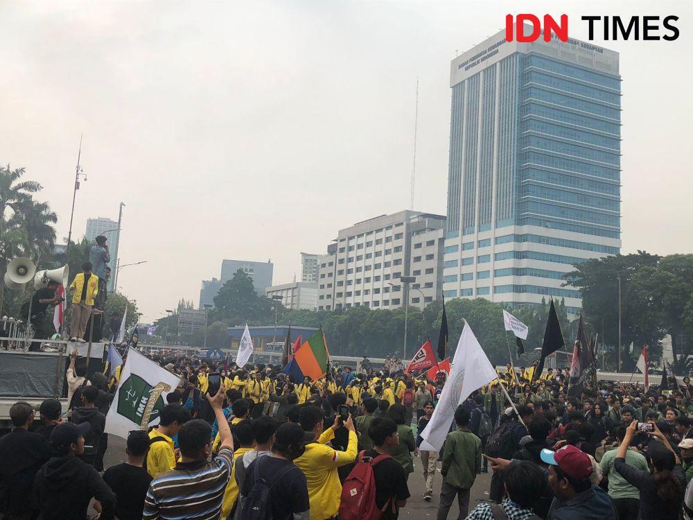 Mahasiswa Tutup Jalan Desak DPR Temui Demonstran, Lalu Lintas Macet