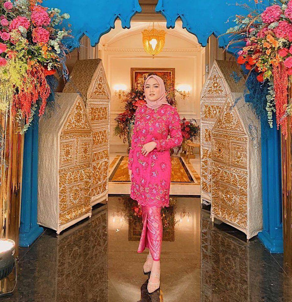 Kebaya warna fucshia (instagram.com/askyfebrianti)