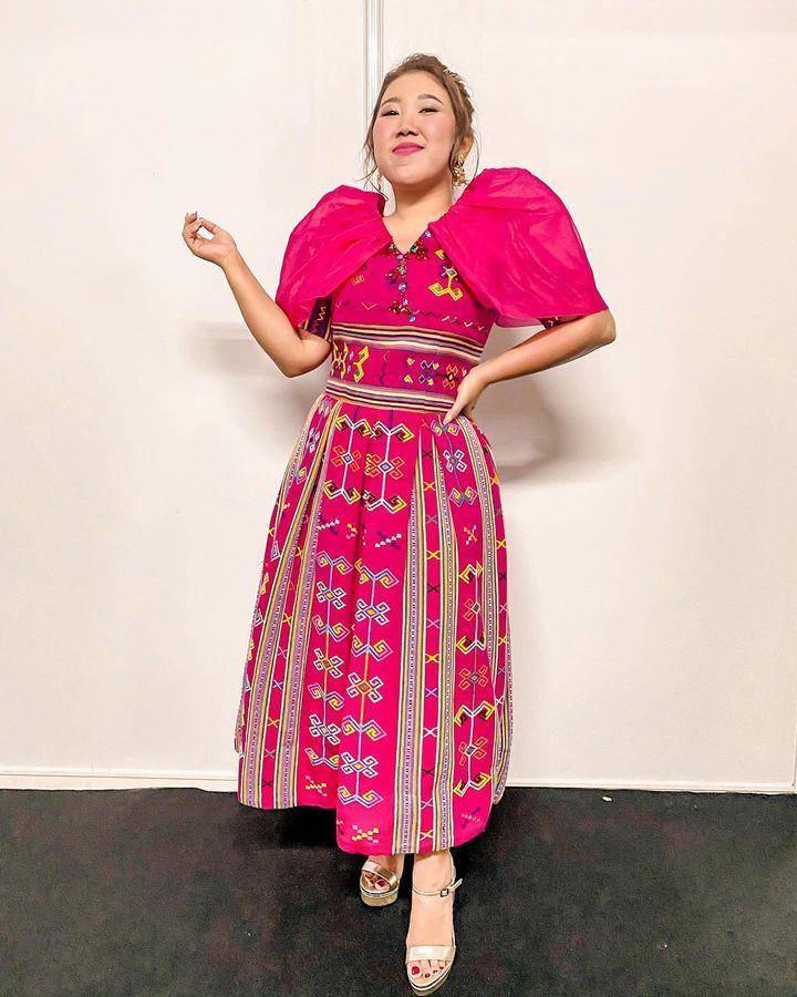 Dress warna fuchsia (instagram.com/kikysaputrii)