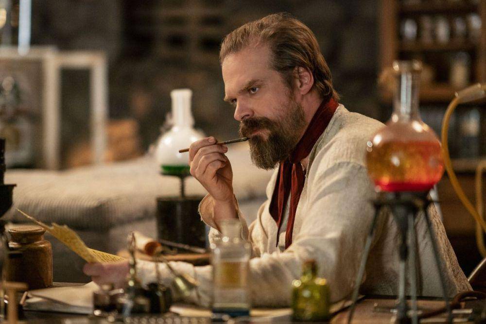 David Harbour dalam film Frankenstein's Monster's Monster, Frankenstein (dok. A24/Frankenstein's Monster's Monster, Frankenstein)