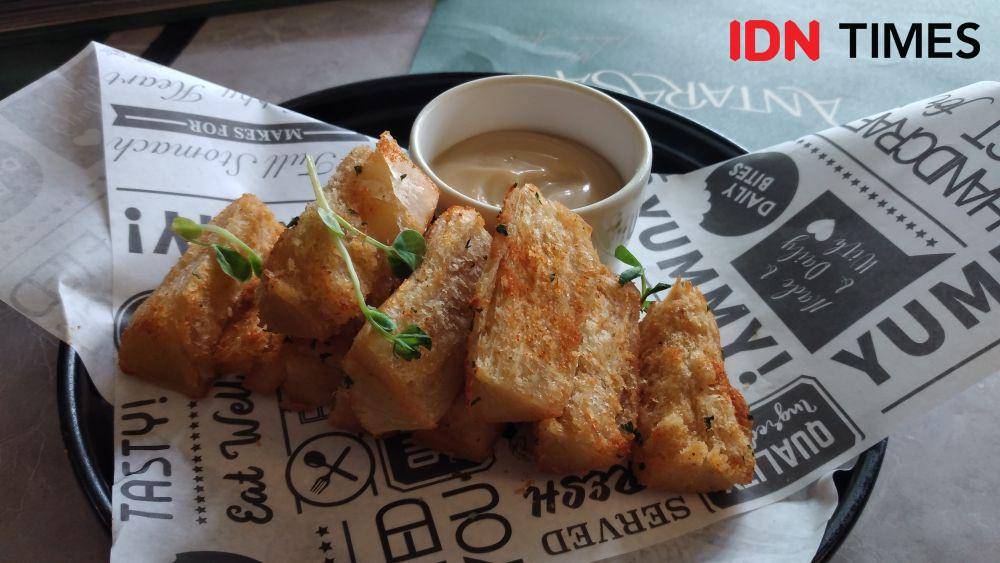 Ilustrasi menu singkong goreng di Antarasa, One Satrio, Jakarta Selatan (IDN Times/Dhiya Awlia Azzahra)