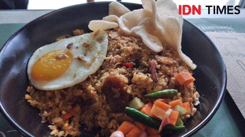 Ilustrasi menu nasi goreng kampung di Antarasa, One Satrio, Jakarta Selatan (IDN Times/Dhiya Awlia Azzahra)