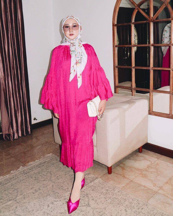 Dress warna fuchsia (instagram.com/dianpelangi)