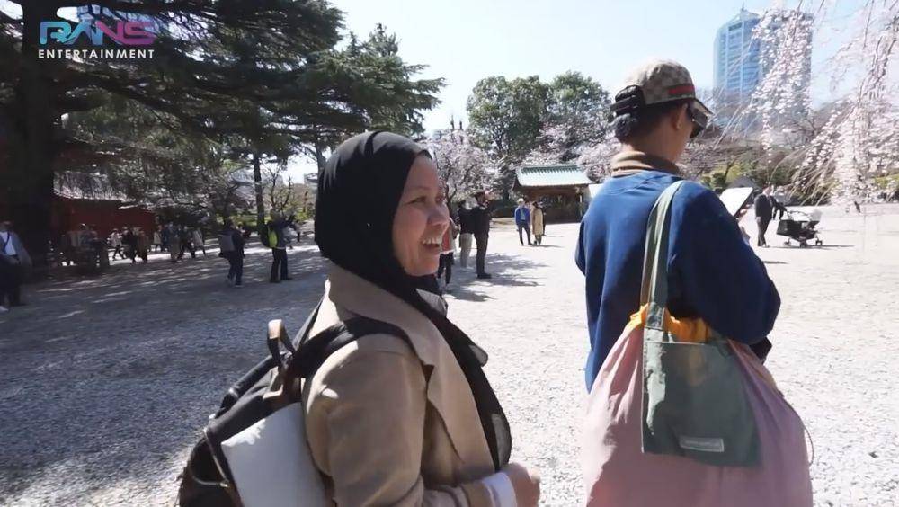 Sus Rini lihat sakura (YouTube.com/Rans Entertainment)